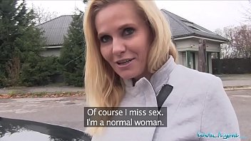 Стройная россиянка на каблуках мастурбирует пальчиком на диване